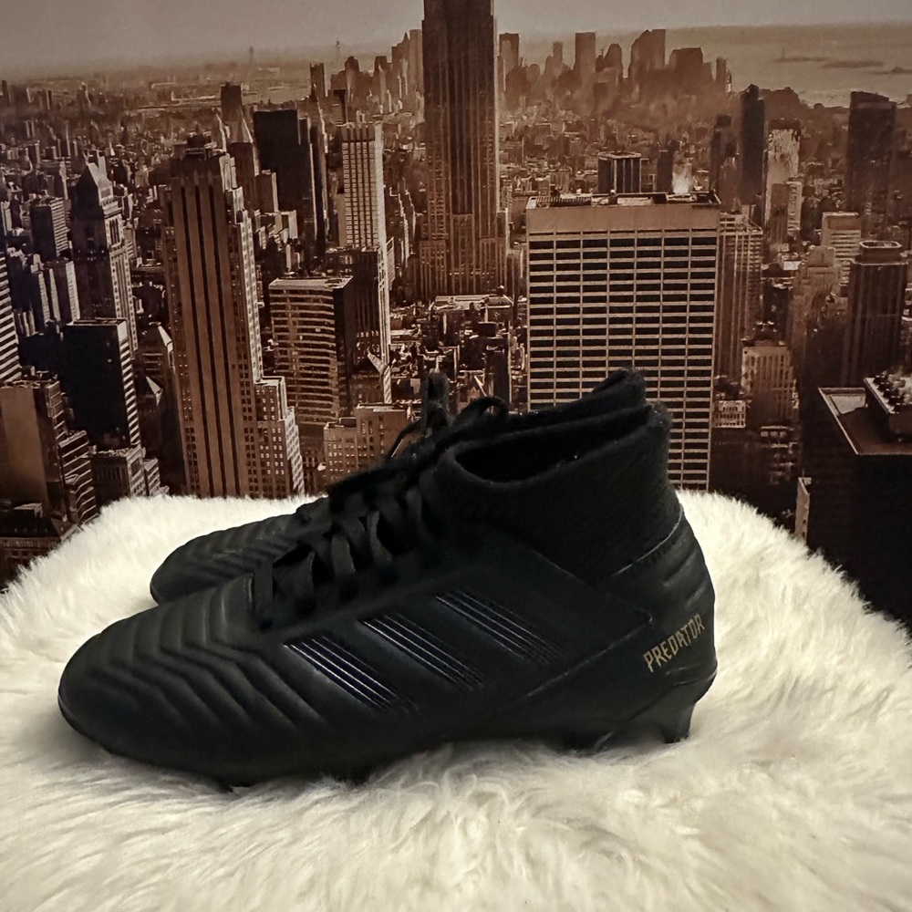 Kids soccer cleats size 2.5
